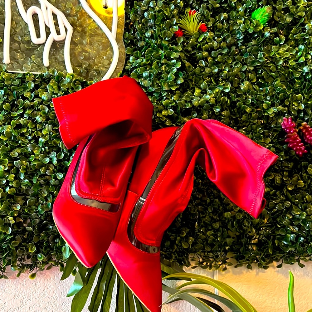 Satin burgundy pumps